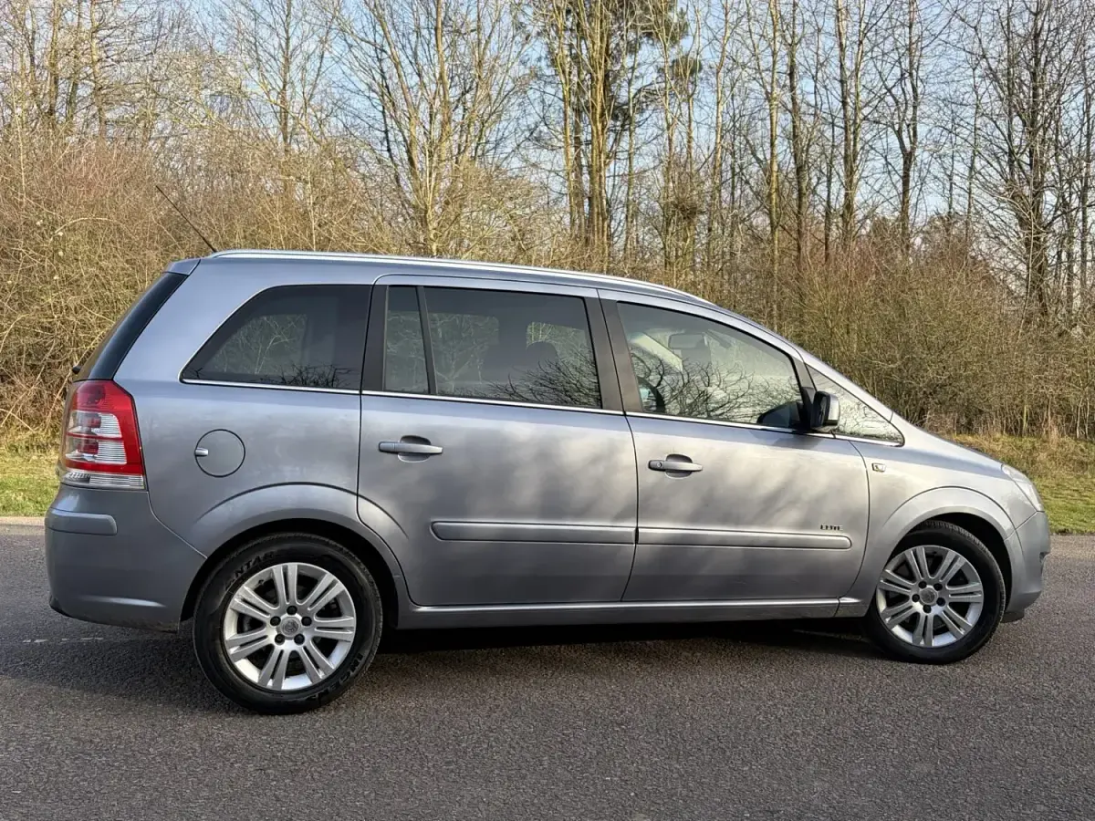 Begagnad Vauxhall Zafira Elite 2010 Silver Minibuss