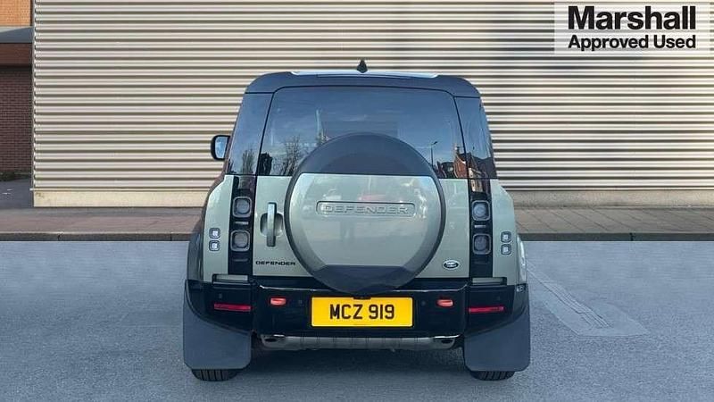 Używany Land Rover Defender 400 KM (294 kW) 2023 Zielony SUV