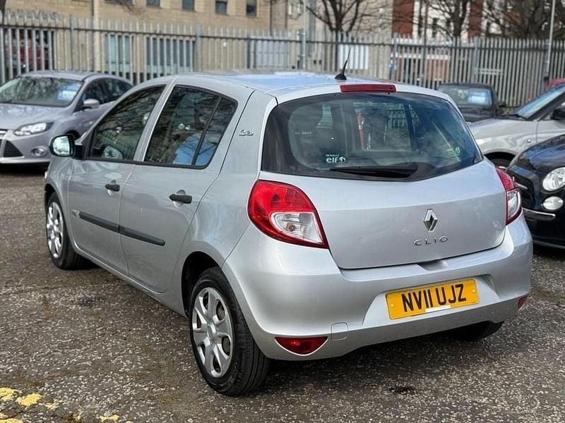 Used Renault Clio II 75 HP (55 kW) 2011 Silver Hatchback