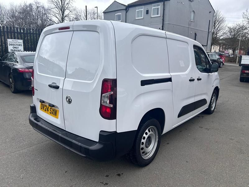 Second-hand Vauxhall Combo 100 CP (73 kW) 2024 Alb Monovolum