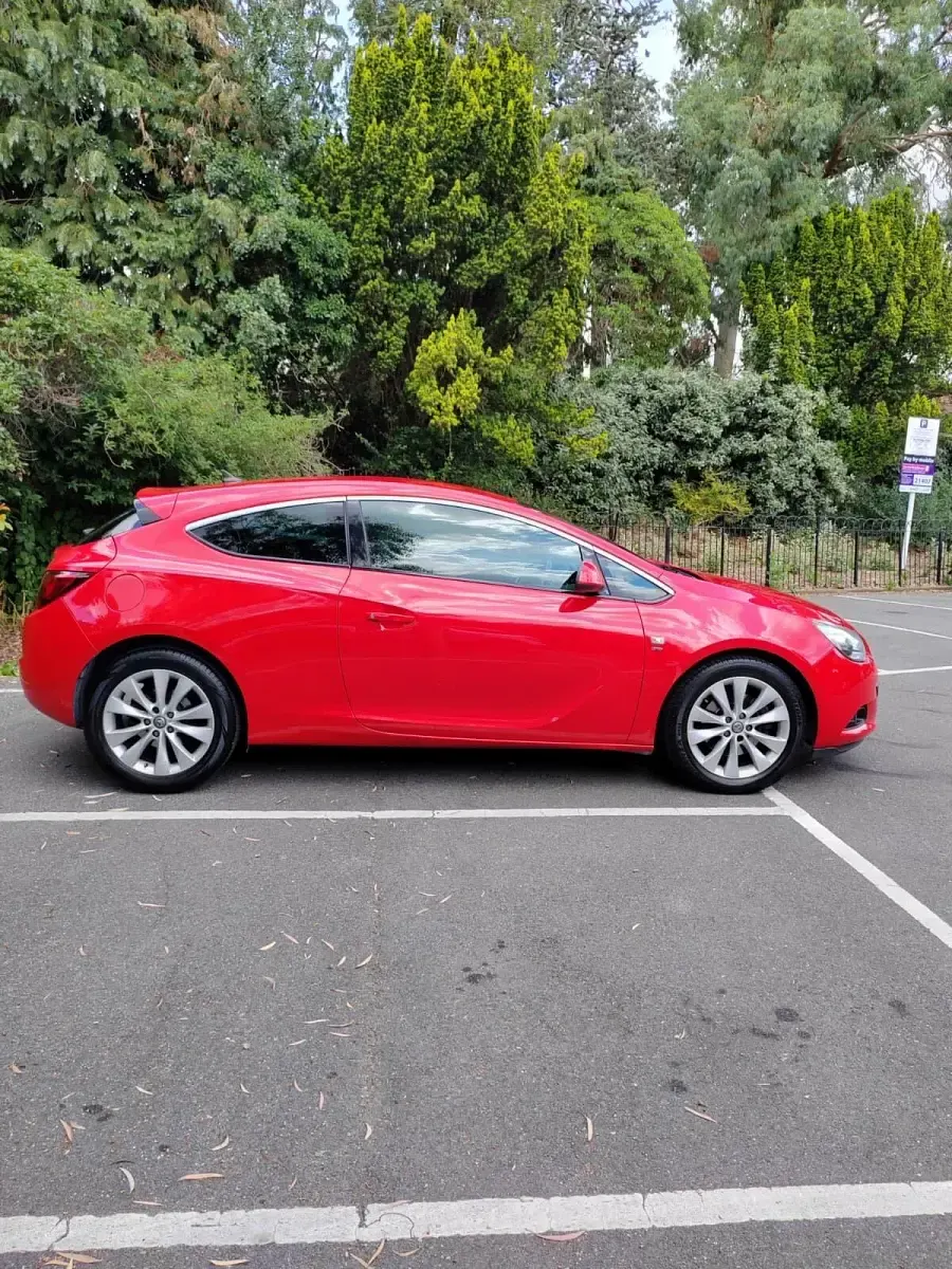 Used Vauxhall Astra GTC SRi 140 HP (102 kW) 2013 Red Hatchback