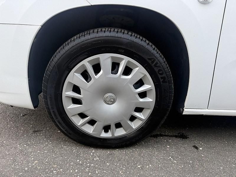 Used Vauxhall Combo Sportive 100 HP (73 kW) 2020 White Van