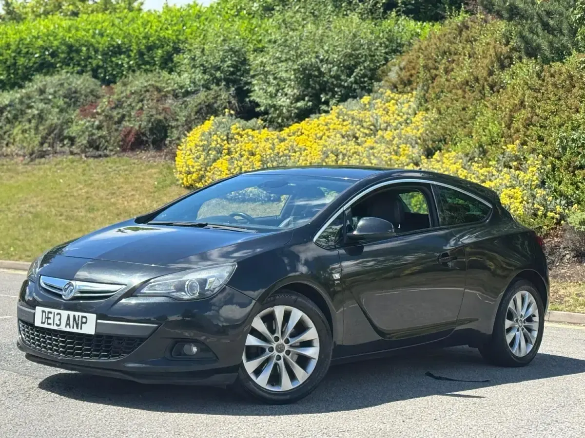 Used Vauxhall Astra GTC SRi 130 HP (95 kW) 2013 Black Hatchback