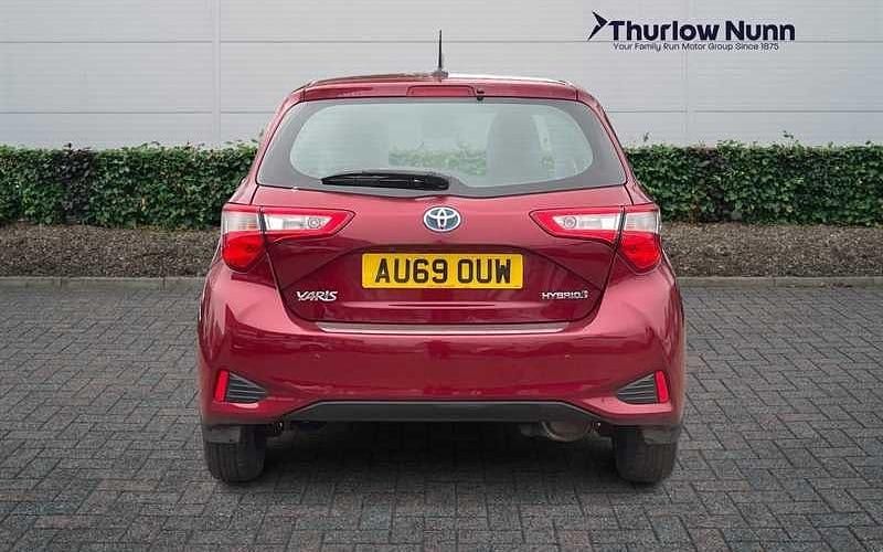 Used Toyota Yaris Hybrid 101 HP (74 kW) 2019 Red Hatchback