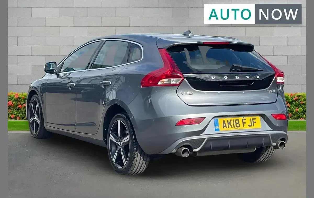 Used Volvo V40 R-Design 120 HP (88 kW) 2018 Grey Hatchback