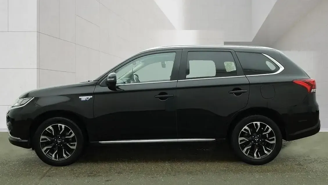 Używany Mitsubishi Outlander P-HEV 2016 Czarny Kombi