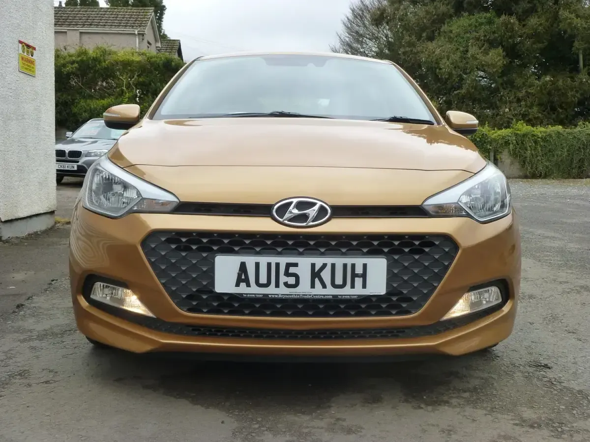 Used Hyundai i20 Edition 100 HP (73 kW) 2015 Orange Hatchback