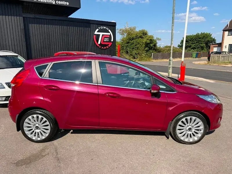 Used Ford Fiesta Titanium 96 HP (70 kW) 2009 Red Hatchback