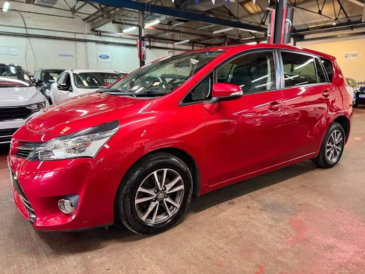Used Toyota Verso 147 HP (108 kW) 2013 Red MPV