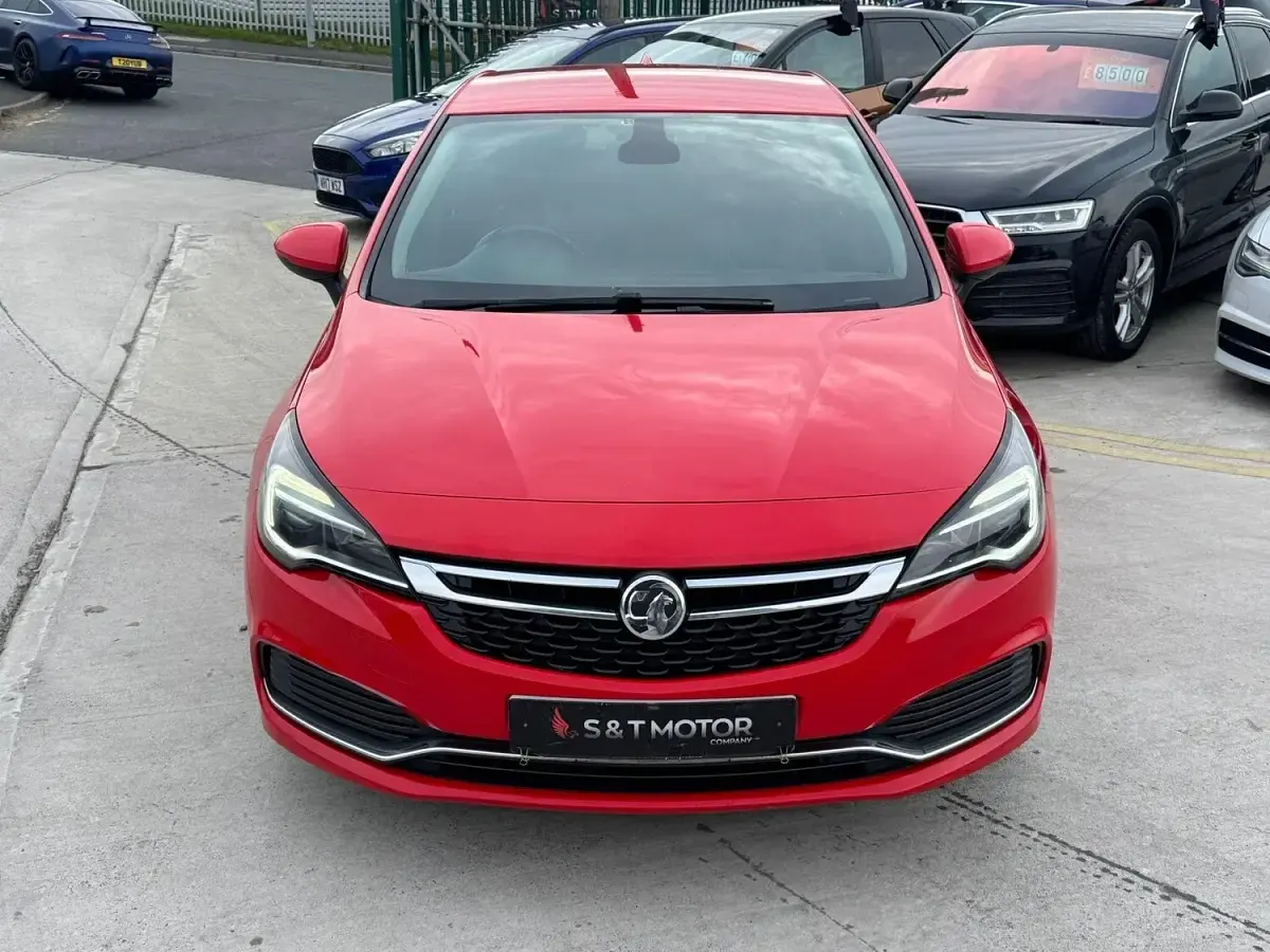 Used Vauxhall Astra Elite 160 HP (117 kW) 2017 Red Hatchback