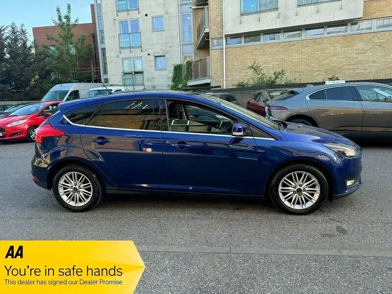 Używany Ford Focus Zetec 125 KM (91 kW) 2018 Niebieski Hatchback