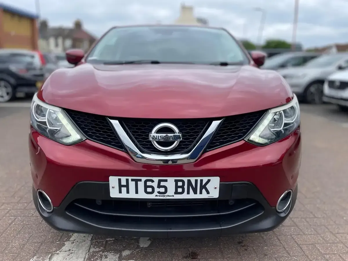 Used Nissan Qashqai Acenta 115 HP (84 kW) 2016 Red SUV