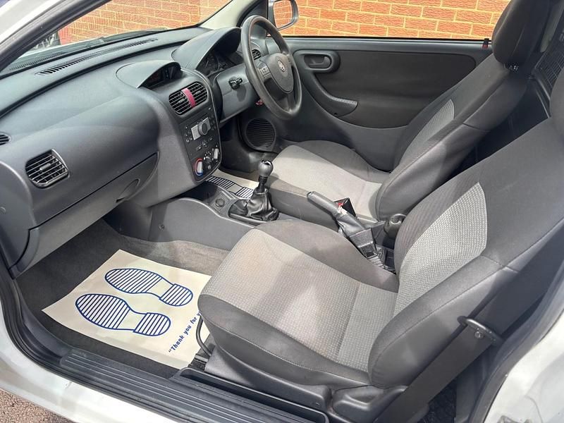 Used Vauxhall Corsa 2006 White Hatchback