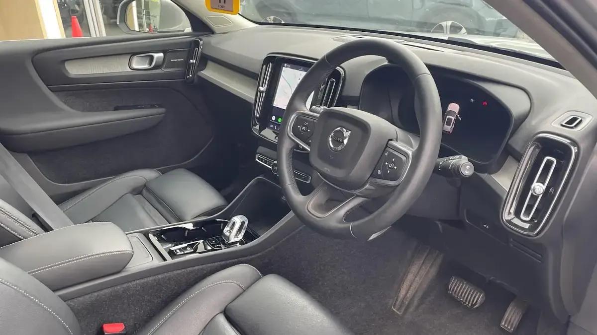 Used Volvo XC40 Ultra 163 HP (119 kW) 2025 Silver SUV