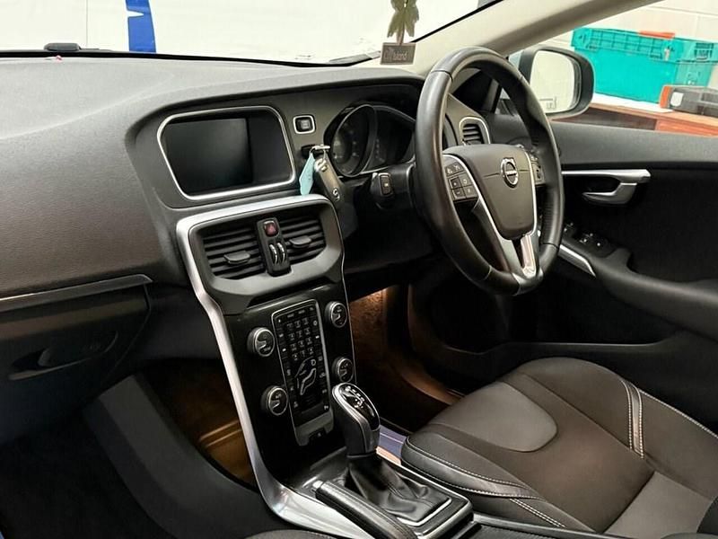 Used Volvo V40 Momentum 120 HP (88 kW) 2019 Blue Hatchback