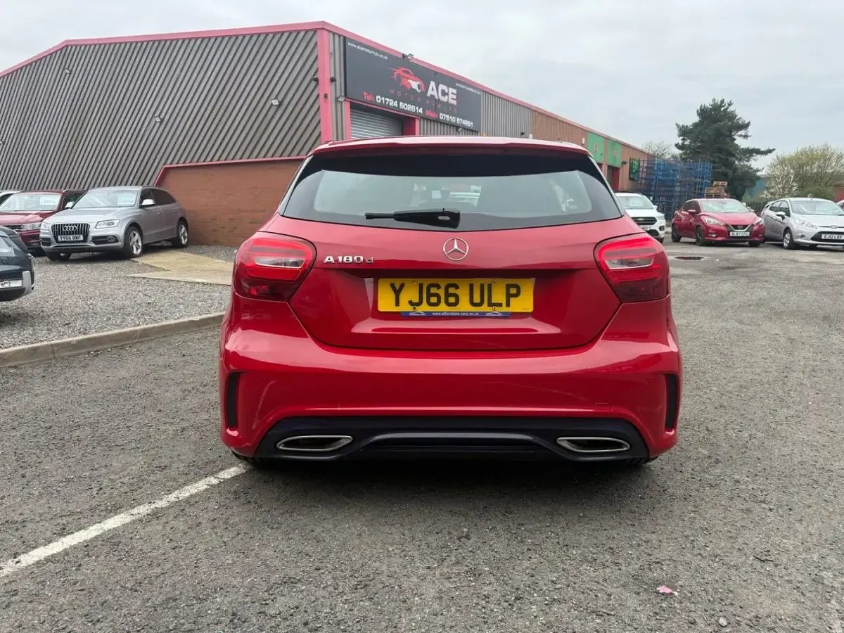 Used Mercedes A180 Executive 109 HP (80 kW) 2016 Red Hatchback