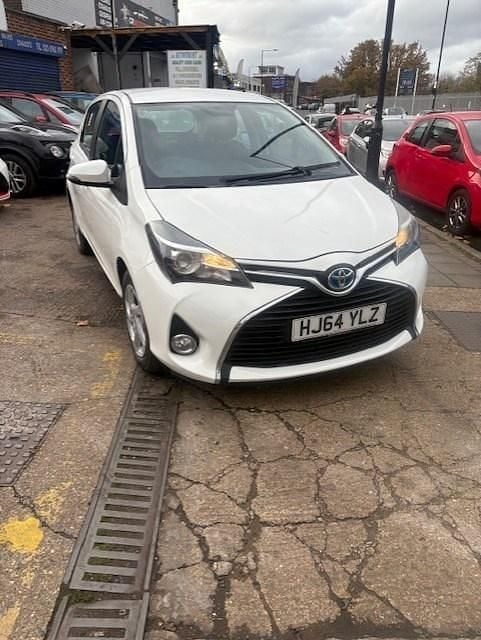White Used 2015 Toyota Yaris Hybrid Hatchback | £6,150 (Fair price) - Image 1/4