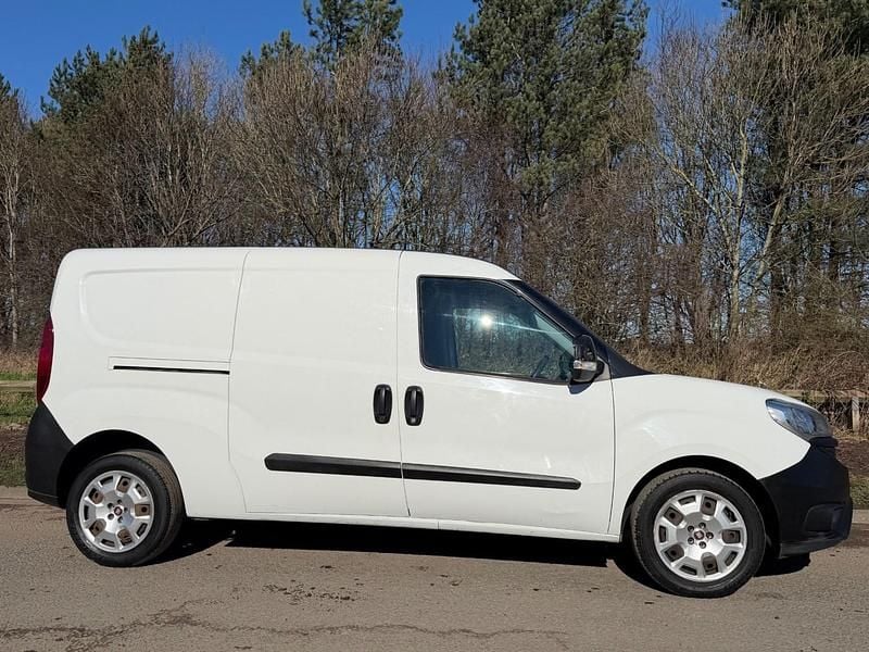Used Fiat Doblò 90 HP (66 kW) 2016 White MPV