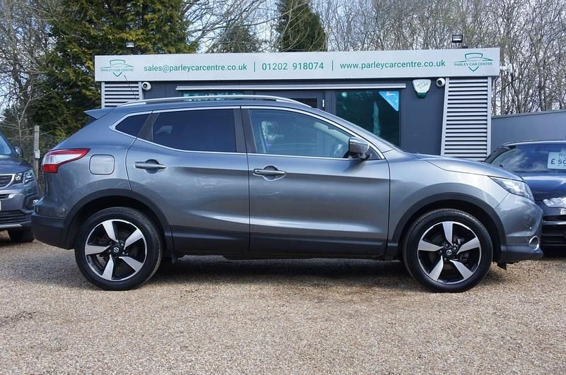 Used Nissan Qashqai N-Connecta 115 HP (84 kW) 2017 Grey SUV