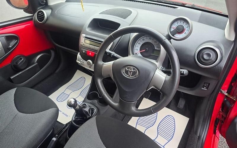 Begagnad Toyota Aygo 68 HK (50 kW) 2014 Röd Halvkombi