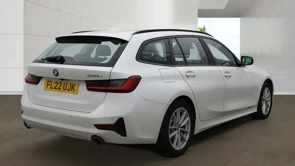 Begagnad BMW 330e Sport Line 2022 Vit Kombi