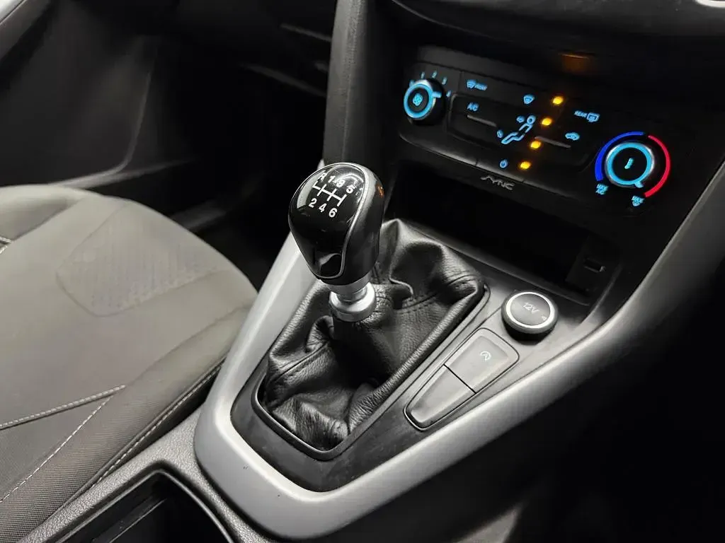 Used Ford Focus Zetec 120 HP (88 kW) 2015 Grey Hatchback