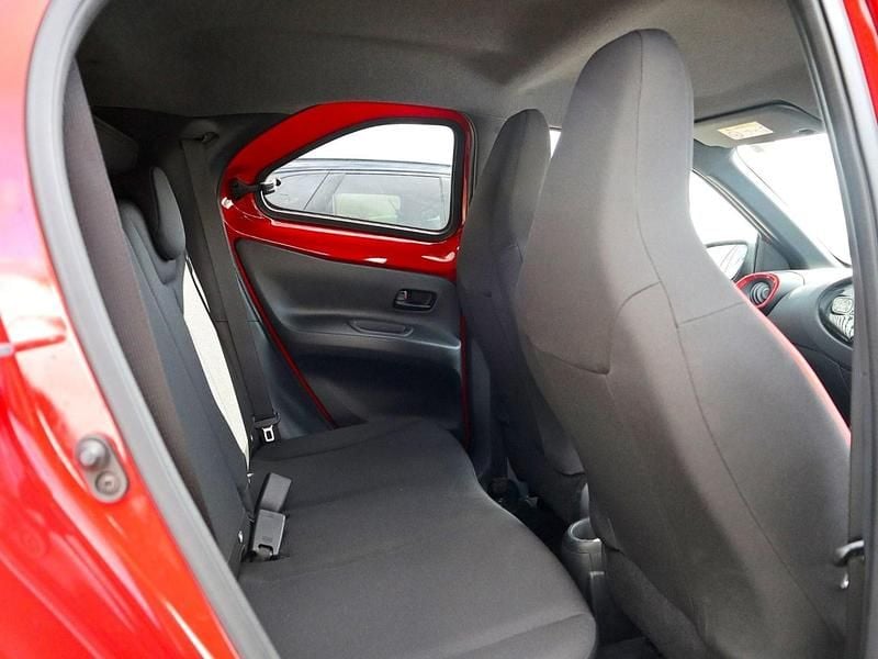 Begagnad Toyota Aygo 2024 Röd Halvkombi