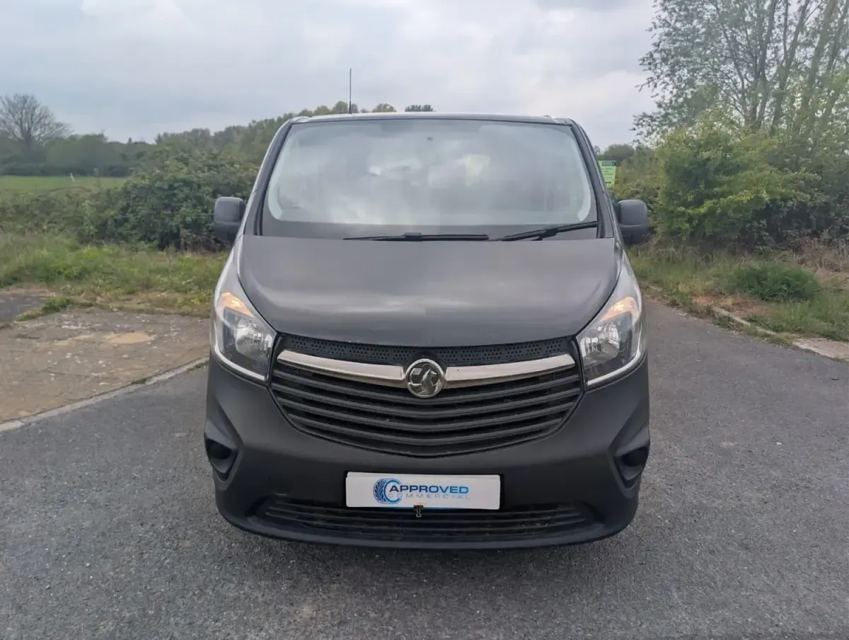 Second-hand Vauxhall Vivaro 95 CP (69 kW) 2017 Negru Monovolum