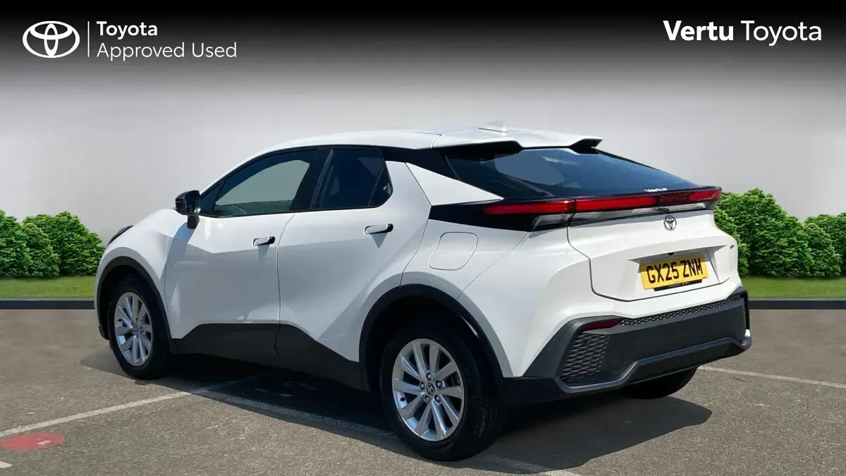 Used Toyota C-HR 140 HP (102 kW) 2025 White SUV