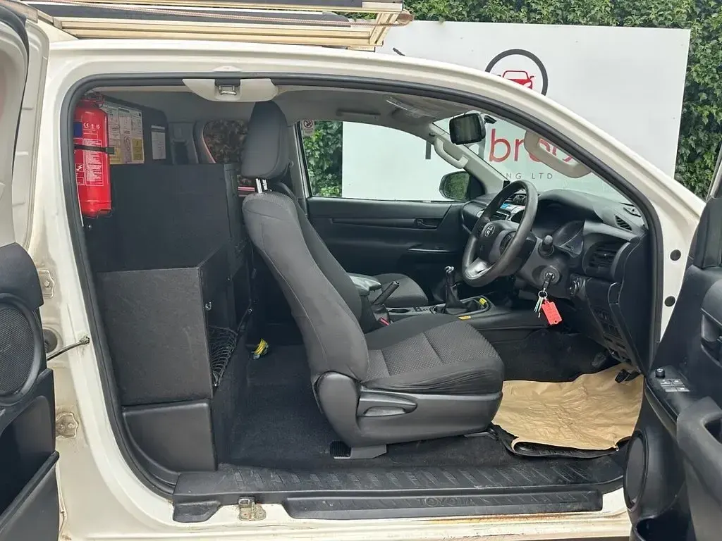 Used Toyota HiLux Active 150 HP (110 kW) 2018 White Pickup