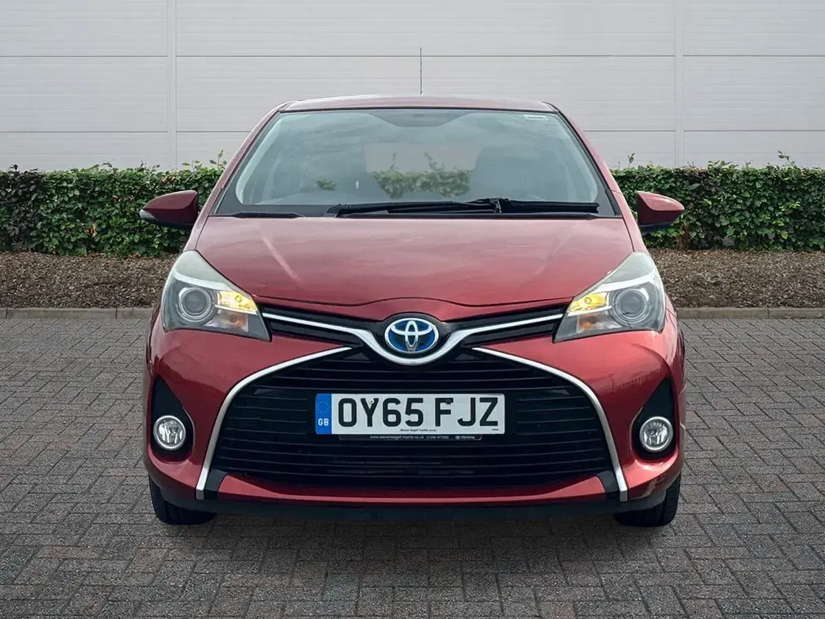 Used Toyota Yaris 100 HP (73 kW) 2015 Red Hatchback