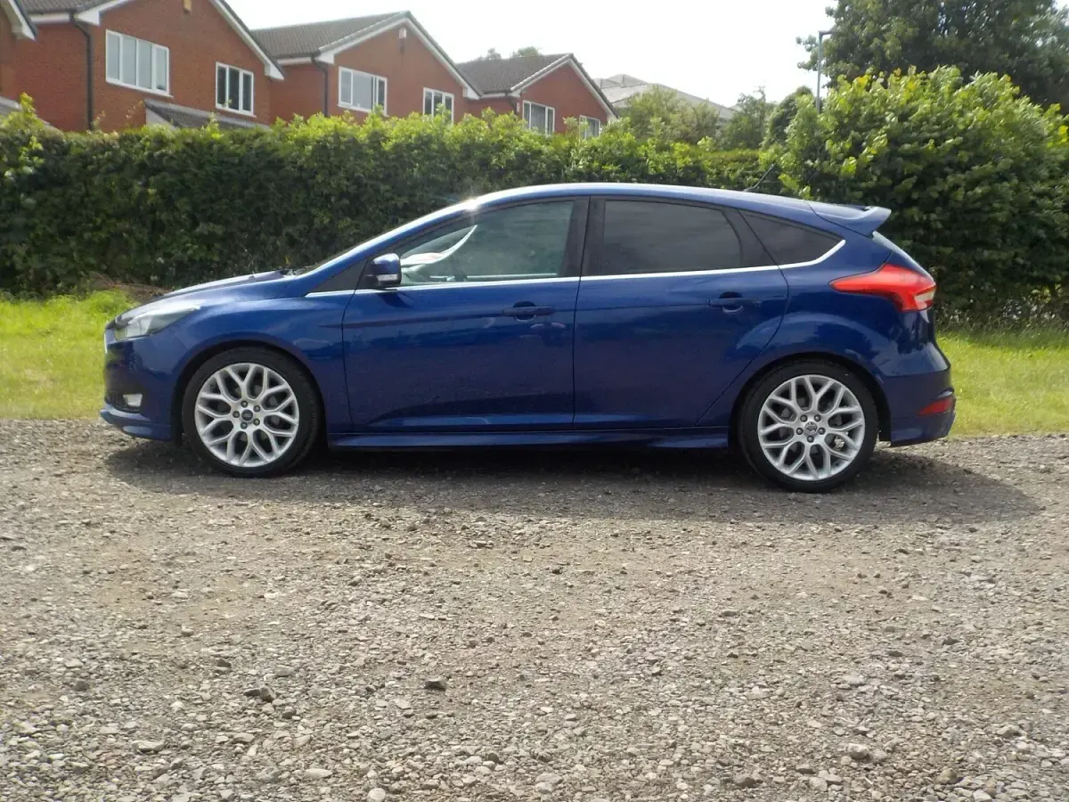 Used Ford Focus Zetec 120 HP (88 kW) 2015 Blue Hatchback