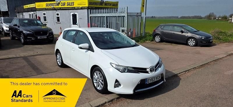 Used Toyota Auris 2013 White Hatchback