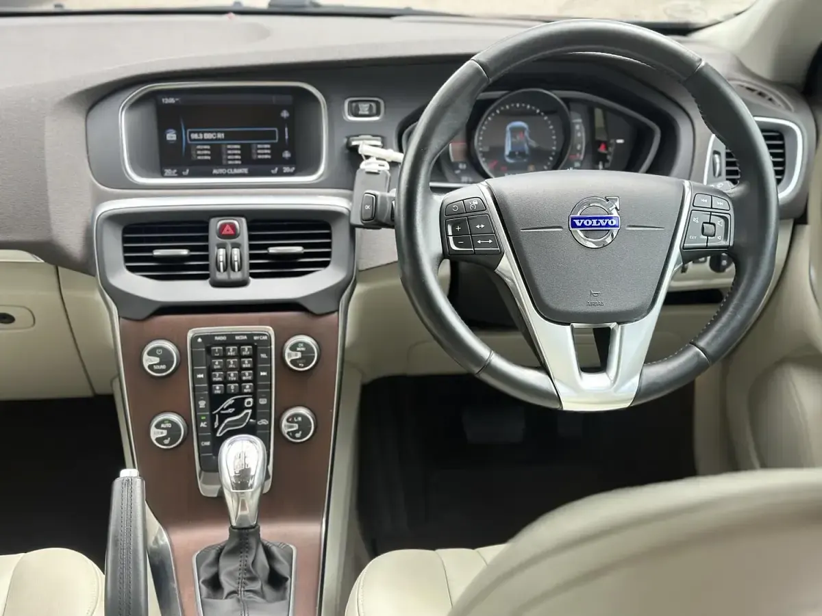 Used Volvo V40 SE Lux 180 HP (132 kW) 2013 Blue Hatchback