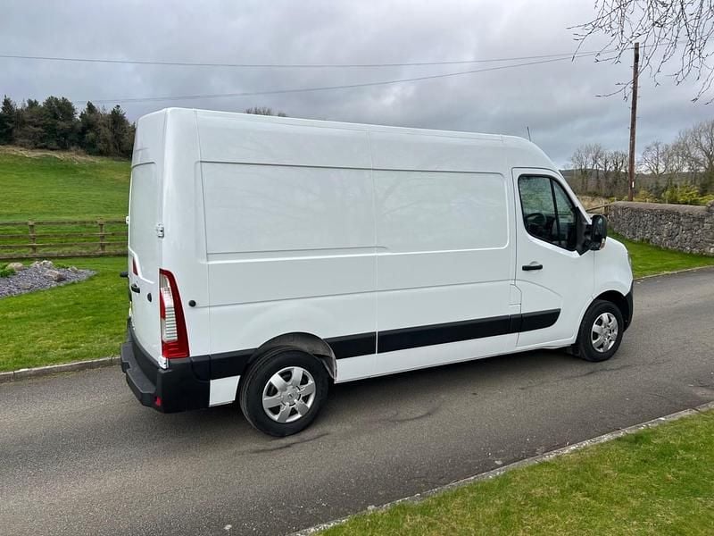 Used Nissan Interstar Tekna 150 HP (110 kW) 2023 White Van
