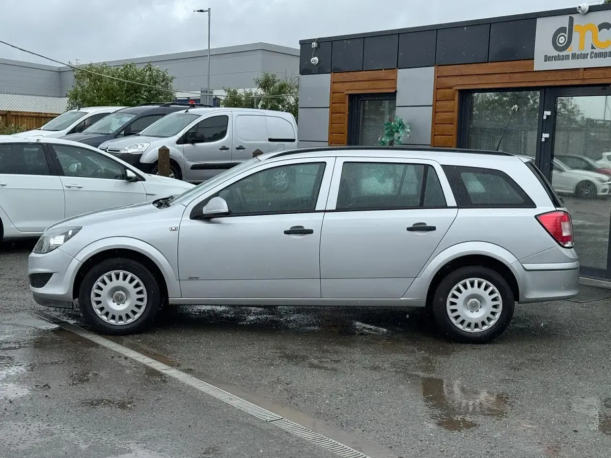Used Vauxhall Astra 110 HP (80 kW) 2016 Silver Estate