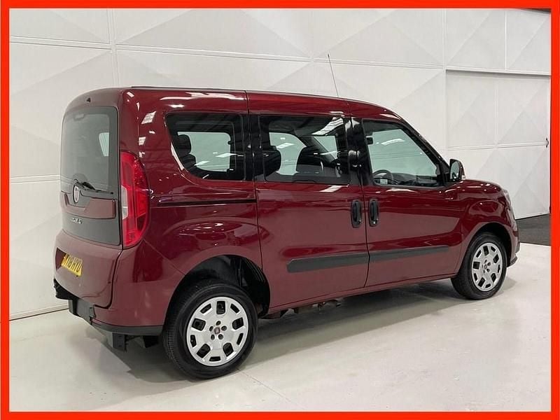 Used Fiat Doblò Easy 95 HP (69 kW) 2018 Red MPV
