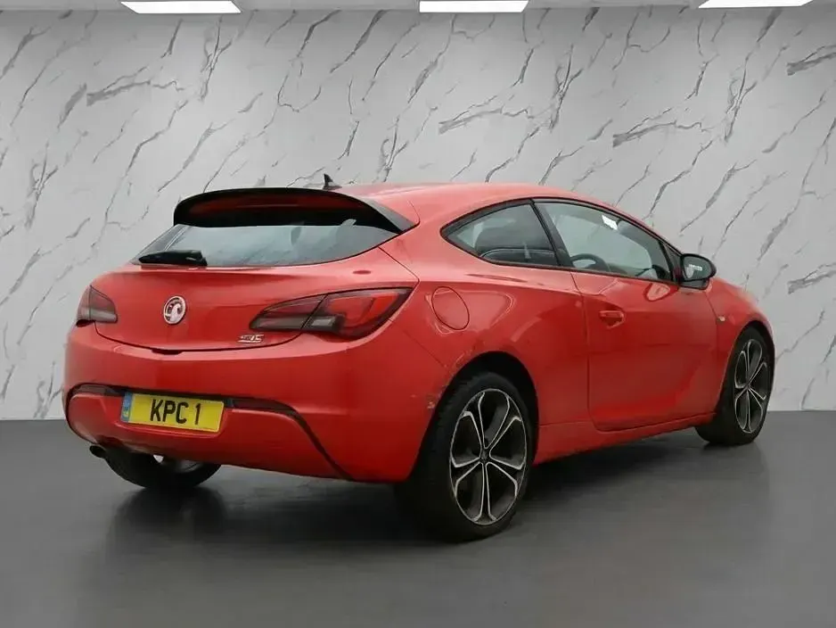 Usado Vauxhall Astra GTC Edition 140 HP (102 kW) 2014 Vermelho Coupé