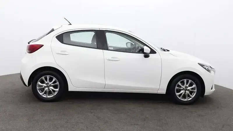 Used Mazda 2 75 HP (55 kW) 2019 White Hatchback