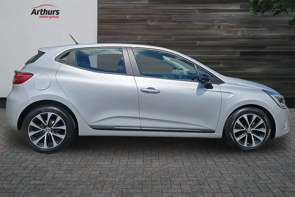 Used Renault Clio Evolution 90 HP (66 kW) 2022 Silver Hatchback