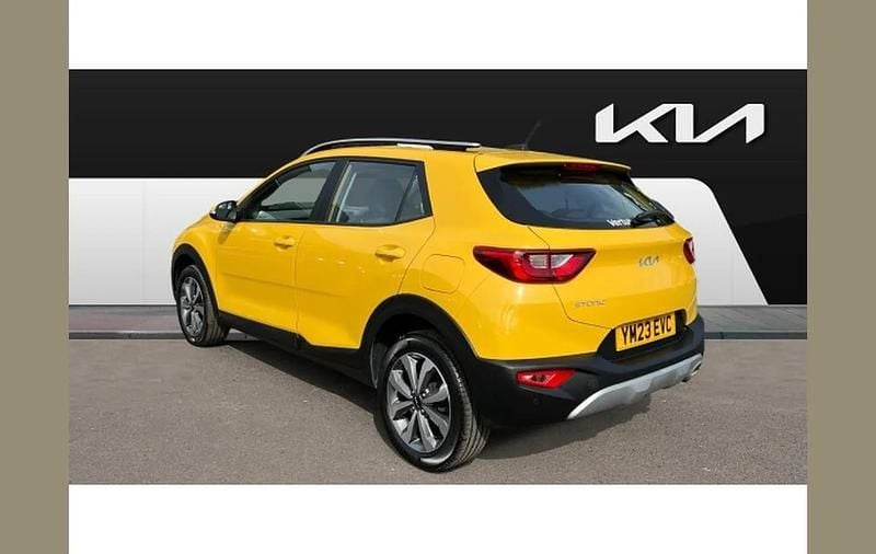 Usado Kia Stonic 99 HP (72 kW) 2023 Amarelo SUV
