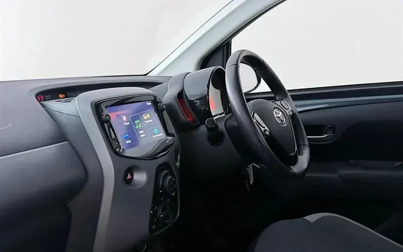 Usado Toyota Aygo X-play 72 CV (52 kW) 2021 Gris Utilitario