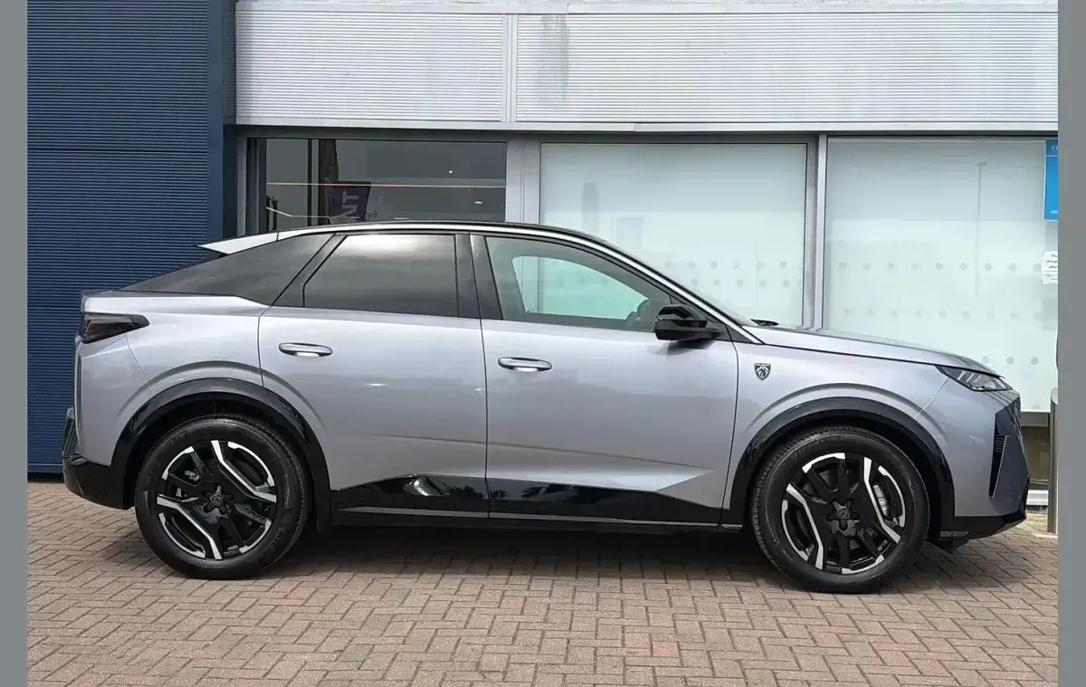 Usado Peugeot e-3008 GTi 154 kW (210 HP) 2025 Cinzento SUV