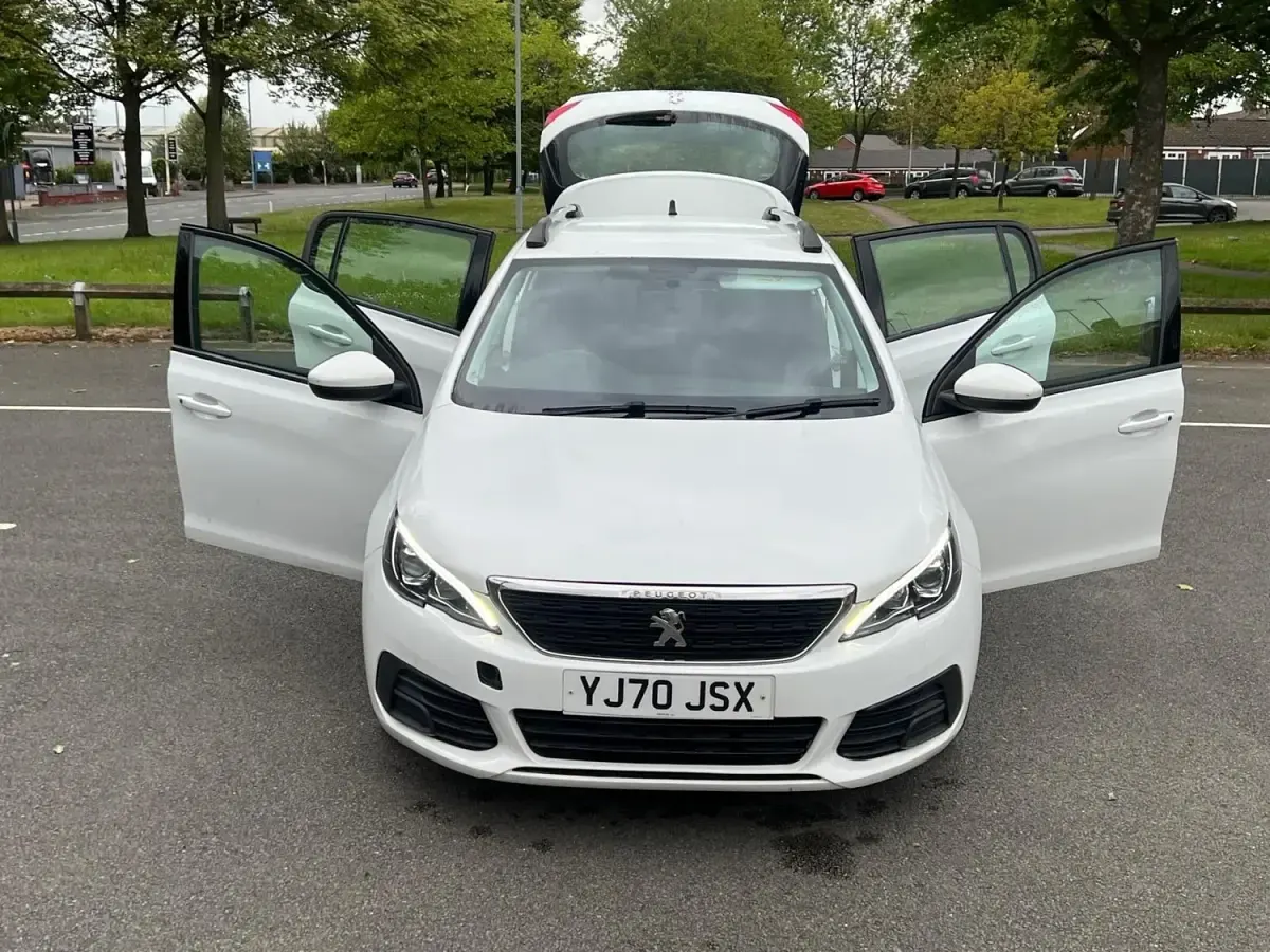 Begagnad Peugeot 308 2020 Vit Halvkombi