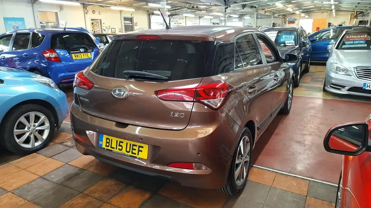 Used Hyundai i20 Premium 100 HP (73 kW) 2015 Brown Hatchback
