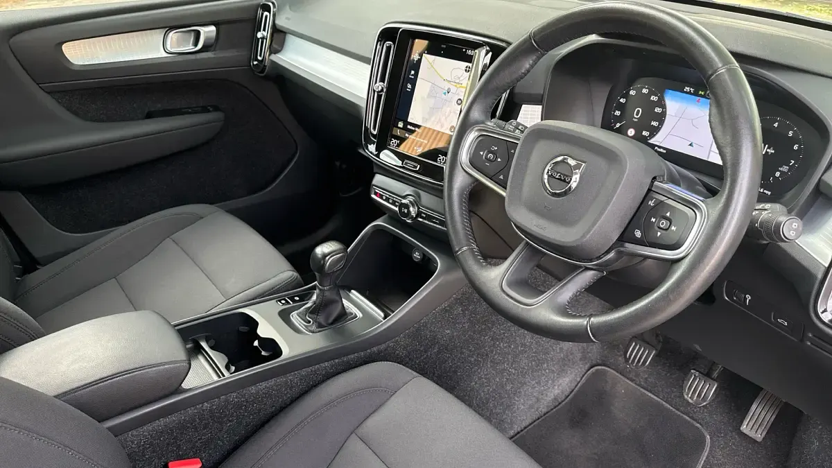 Used Volvo XC40 Momentum 163 HP (119 kW) 2020 Grey SUV