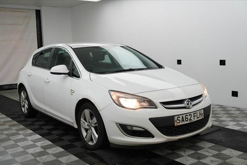Used Vauxhall Astra SRi 2012 White Hatchback