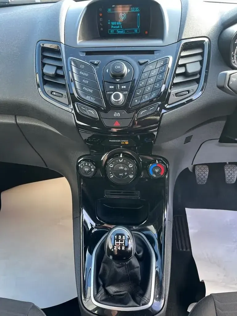 Używany Ford Fiesta Zetec 2014 Niebieski Hatchback