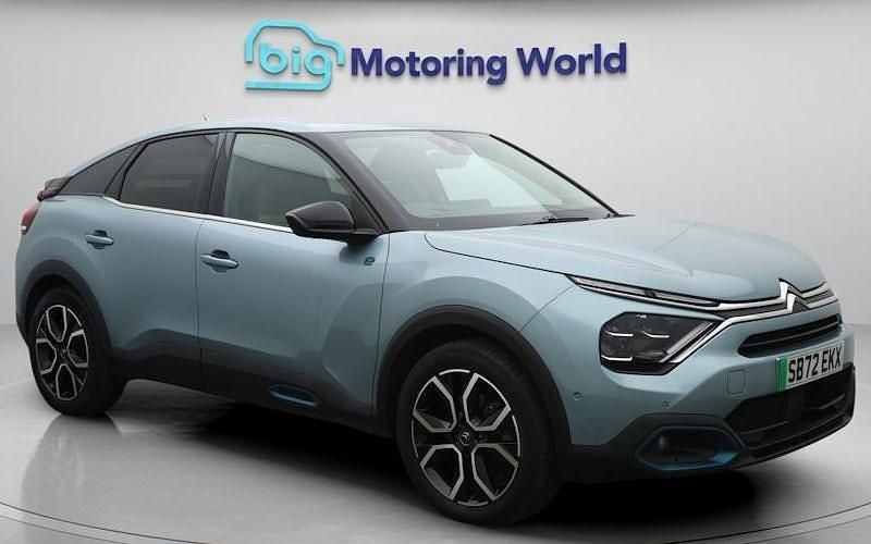 Begagnad Citroën e-C4 Shine 100 kW (136 HK) 2023 Blå Halvkombi