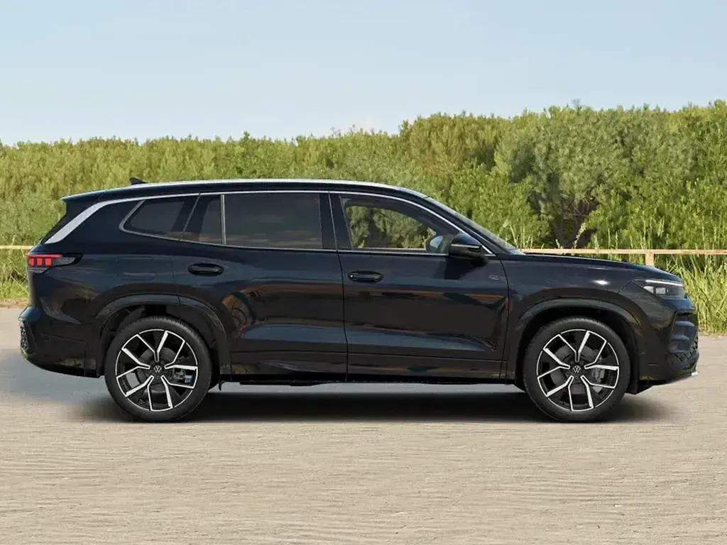 New VW Touran R-line 2026 Black MPV